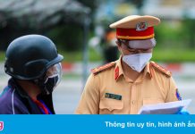 Người phụ nữ ở TP.HCM scan giấy thông hành