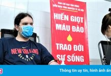 Người nước ngoài ở TP.HCM hiến máu giữa dịch Covid-19