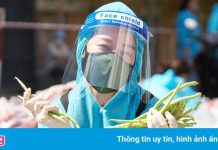 Hoa hậu, á hậu bốc vác hàng tấn rau củ tặng người dân TP.HCM