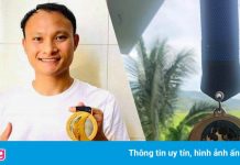 Cầu thủ Việt bán huy chương làm từ thiện