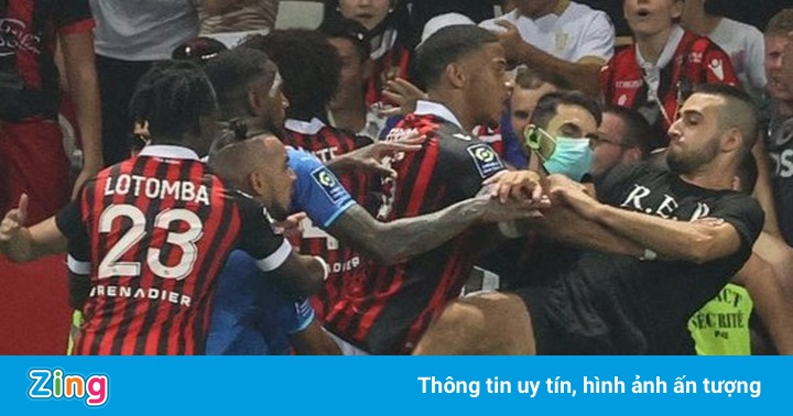 Cổ động viên tràn xuống sân, đánh nhau với cầu thủ ở Ligue 1