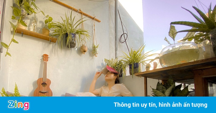Cô gái xây dựng khu vườn ở ban công từ đồ đạc tự làm Cô gái xây dựng khu vườn ở ban công từ đồ đạc tự làm