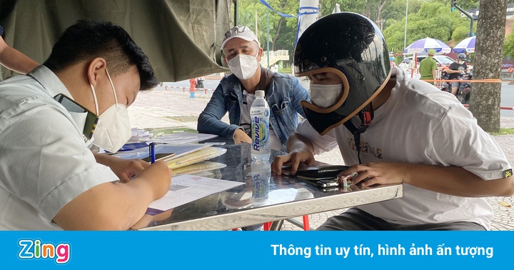 Đi giao thực phẩm cho người thân, nam thanh niên bị phạt 2 triệu