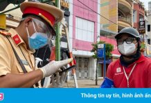 Cảnh sát nhắc nhở nhiều shipper chưa có giấy đi đường theo quy định