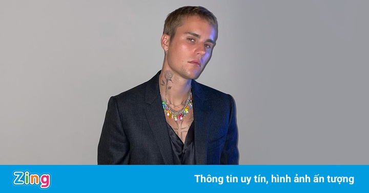 Justin Bieber chuộng mốt vòng cổ nhiều màu