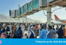 Binh sĩ Mỹ bắn chỉ thiên tại sân bay ở Kabul