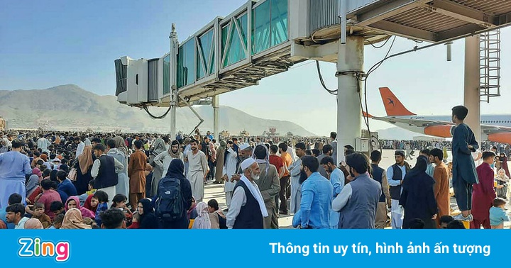 Binh sĩ Mỹ bắn chỉ thiên tại sân bay ở Kabul