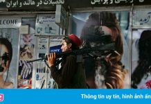 Hình ảnh phụ nữ bị bôi đen trên đường phố Kabul