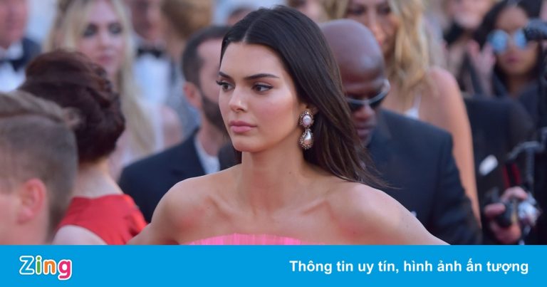 Biểu cảm đơ cứng của Kendall Jenner trong loạt ảnh quảng cáo