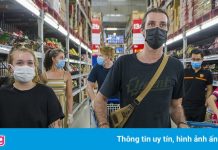 Người nước ngoài bỡ ngỡ đi chợ thời giãn cách ở TP.HCM