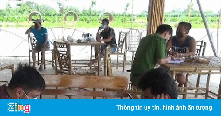 Chủ khu du lịch cùng nhóm bạn câu cá trong ngày giãn cách Chủ khu du lịch cùng nhóm bạn câu cá trong ngày giãn cách