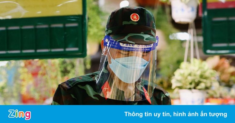 Một ngày đi chợ hộ người dân TP.HCM của anh lính trẻ