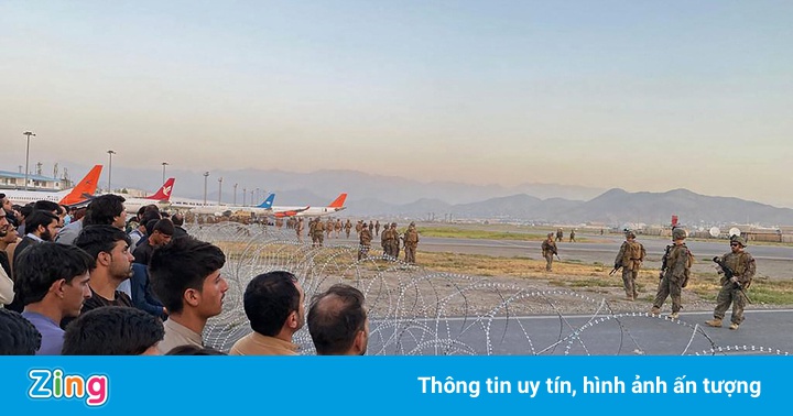 Binh sĩ Mỹ bắn hạ 2 tay súng ở sân bay Kabul