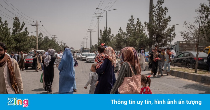 Phụ nữ Afghanistan đốt giấy tờ, chôn điện thoại di động xuống đất Phụ nữ Afghanistan đốt giấy tờ, chôn điện thoại di động xuống đất