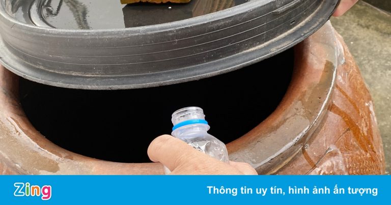 Con rể đổ thuốc trừ sâu vào lu chứa nước của mẹ vợ Con rể đổ thuốc trừ sâu vào lu chứa nước của mẹ vợ