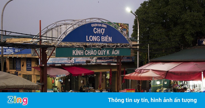 Hàng trăm tấn hoa quả kẹt tại chợ Long Biên