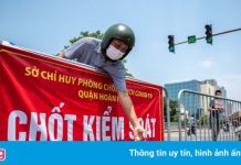 Cảnh tiếp tế đồ ăn cho người dân trong vùng phong tỏa ở Hà Nội