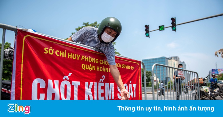 Cảnh tiếp tế đồ ăn cho người dân trong vùng phong tỏa ở Hà Nội