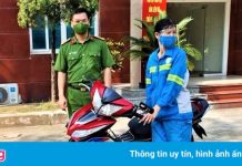 Công an tặng xe máy cho nữ lao công bị cướp