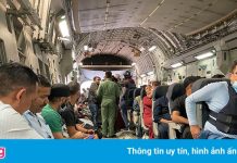 Taliban hộ tống nhân viên ngoại giao Ấn Độ về nước trong đêm