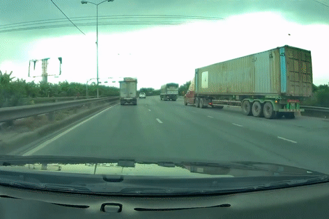Xe tải nhập làn ép ôtô con có sai luật? Xe tải nhập làn ép ôtô con có sai luật?