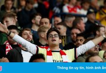 Người hâm mộ Arsenal ăn mừng khi Man City ghi bàn
