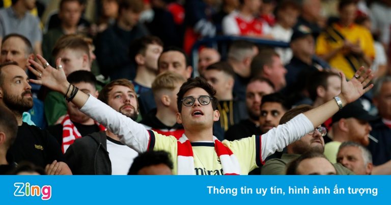 Người hâm mộ Arsenal ăn mừng khi Man City ghi bàn