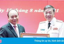 Chủ tịch nước trao Huy hiệu 30, 40 năm tuổi Đảng cho lãnh đạo Công an