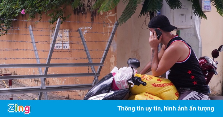 Ông Tây ở TP.HCM làm shipper 0 đồng