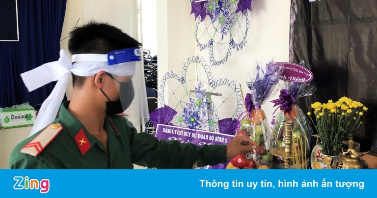 Lập bàn thờ vọng cho chiến sĩ làm nhiệm vụ ở TP.HCM chịu tang mẹ