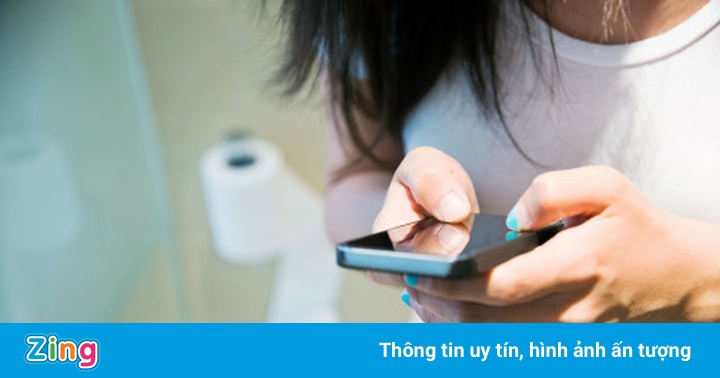 Tác hại của việc dùng smartphone khi đi vệ sinh