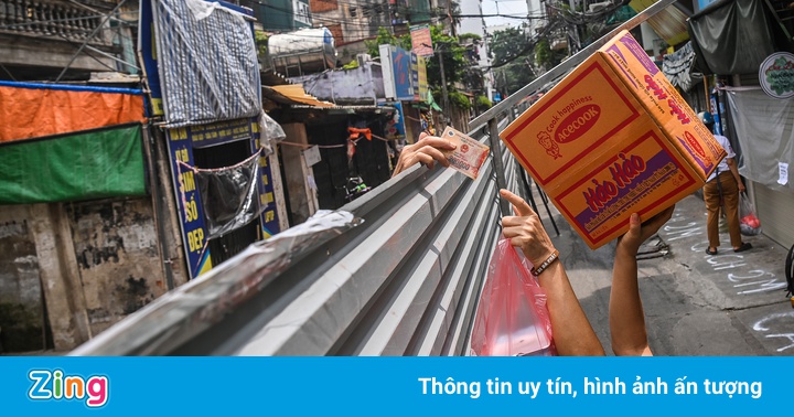 Mua bán, trao đổi hàng qua tấm tôn dài 200 m ở Hà Nội