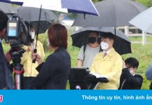 Để trợ lý quỳ gối che ô, thứ trưởng Hàn Quốc bị chỉ trích