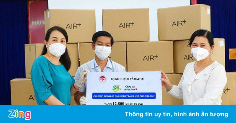 Bộ Kế hoạch và Đầu tư tặng TP.HCM khẩu trang y tế để chống dịch