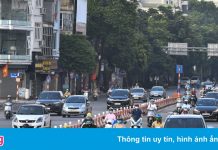 Đường phố Hà Nội đông đúc phương tiện sáng 30/8