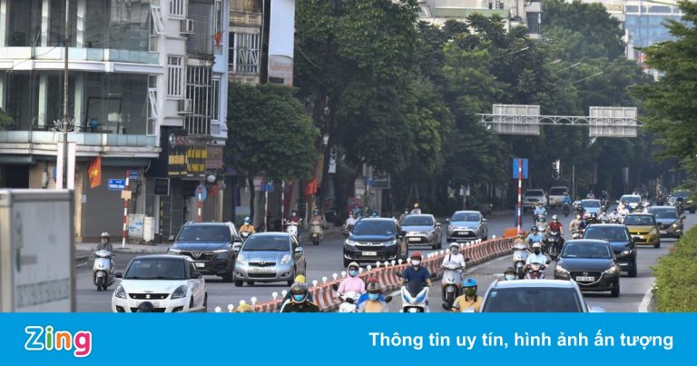 Đường phố Hà Nội đông đúc phương tiện sáng 30/8