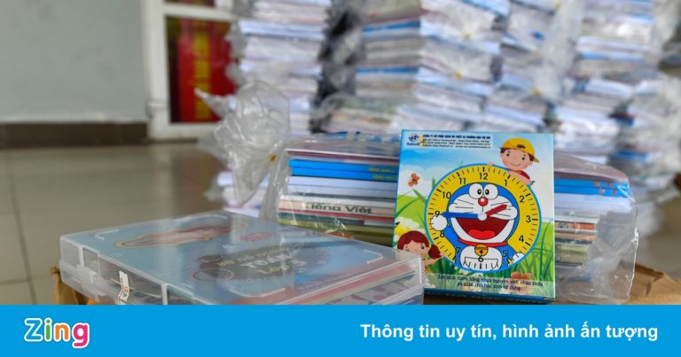Một trường học ở TP.HCM nhờ bộ đội chuyển sách giáo khoa đến học sinh Một trường học ở TP.HCM nhờ bộ đội chuyển sách giáo khoa đến học sinh