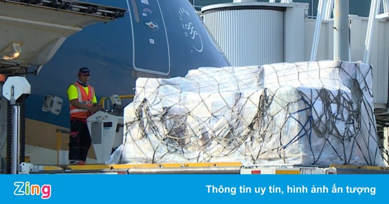 Đưa 6,2 tấn hàng y tế từ Mỹ về Việt Nam