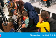 Người tị nạn Afghanistan chân trần đến Anh