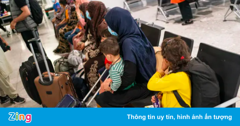 Người tị nạn Afghanistan chân trần đến Anh Người tị nạn Afghanistan chân trần đến Anh