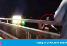 Cô gái bơi vào bờ sau khi nhảy cầu Nhật Tân