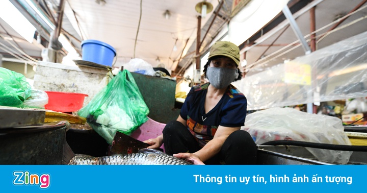 Tiểu thương xin sơ chế xong cá khi chợ Linh Lang bị phong tỏa