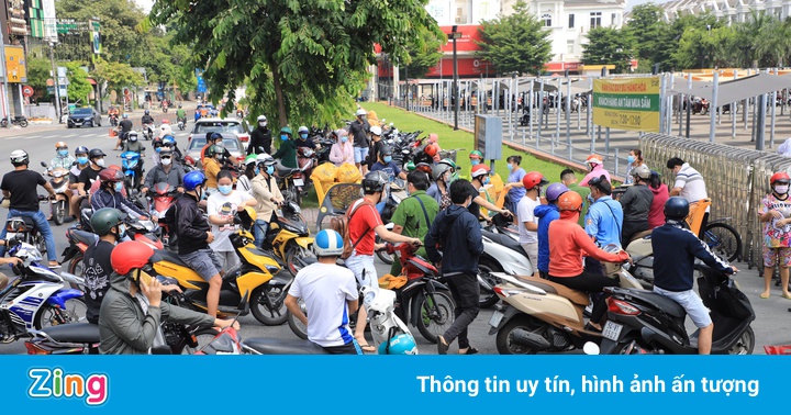 Xếp hàng từ 4h sáng đi siêu thị tích trữ thực phẩm ở TP.HCM