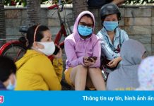 Người dân TP.HCM xếp hàng nhiều giờ khi đi mua hàng theo phiếu