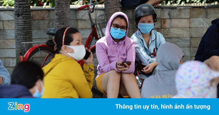 Người dân TP.HCM xếp hàng nhiều giờ khi đi mua hàng theo phiếu