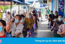 Người dân xếp hàng trật tự vào siêu thị ở TP.HCM