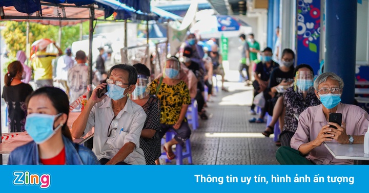 Người dân xếp hàng trật tự vào siêu thị ở TP.HCM Người dân xếp hàng trật tự vào siêu thị ở TP.HCM