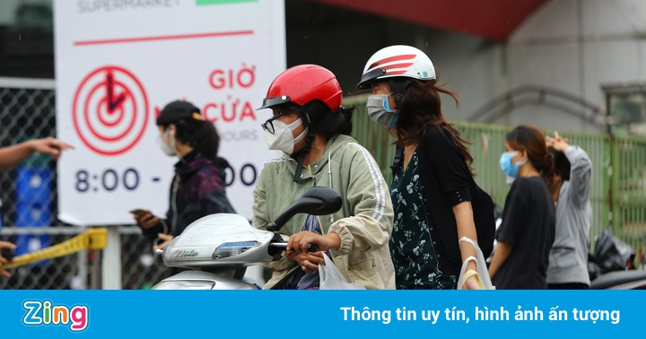 Người dân TP.HCM đồng loạt đi mua thực phẩm dự trữ Người dân TP.HCM đồng loạt đi mua thực phẩm dự trữ
