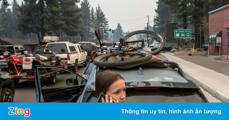 Dân California ồ ạt sơ tán do cháy rừng, ôtô chôn chân trên quốc lộ Dân California ồ ạt sơ tán do cháy rừng, ôtô chôn chân trên quốc lộ