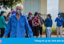 Người nghèo và người ở trọ nhận gạo, trứng miễn phí